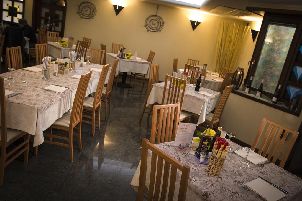 Hotel Ristorante Cigno - Camere And Aparthotel Latisana Exteriör bild