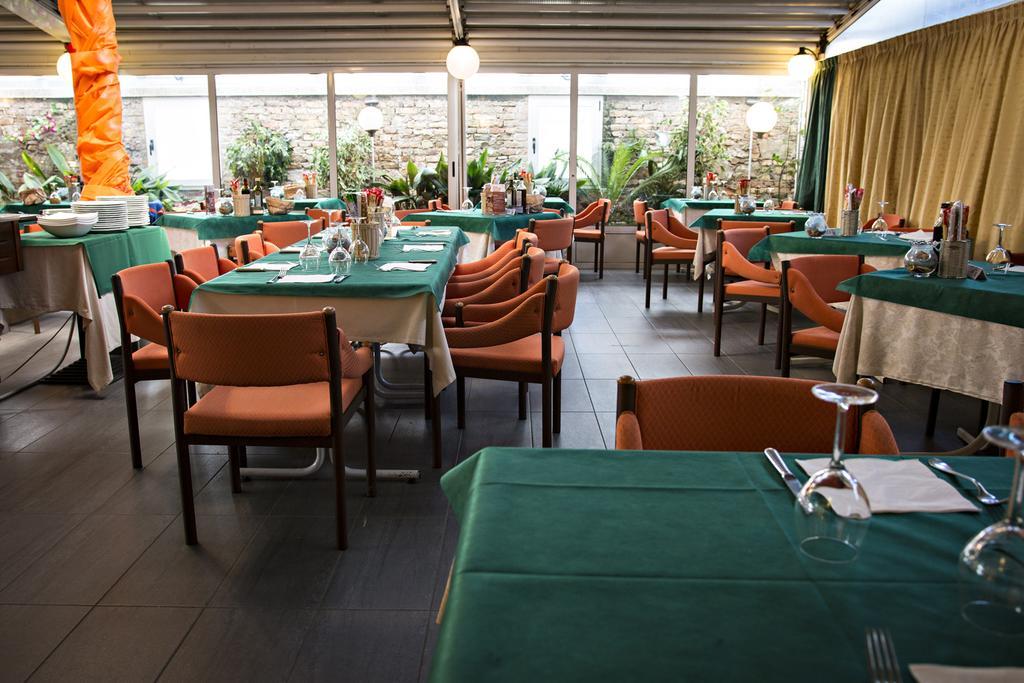 Hotel Ristorante Cigno - Camere And Aparthotel Latisana Exteriör bild