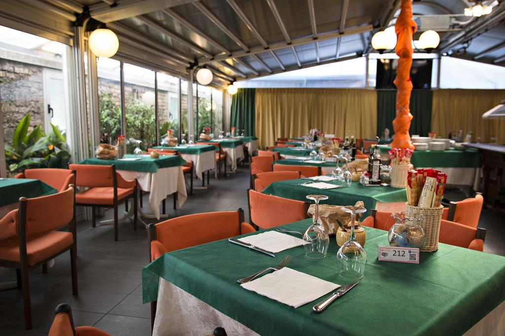 Hotel Ristorante Cigno - Camere And Aparthotel Latisana Exteriör bild