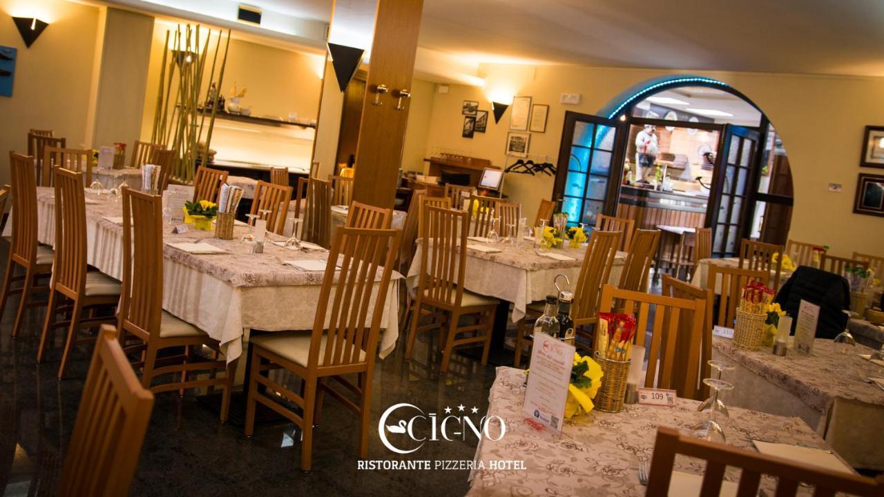Hotel Ristorante Cigno - Camere And Aparthotel Latisana Exteriör bild