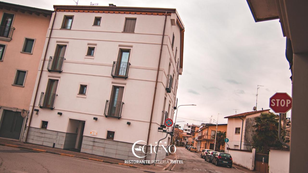 Hotel Ristorante Cigno - Camere And Aparthotel Latisana Exteriör bild