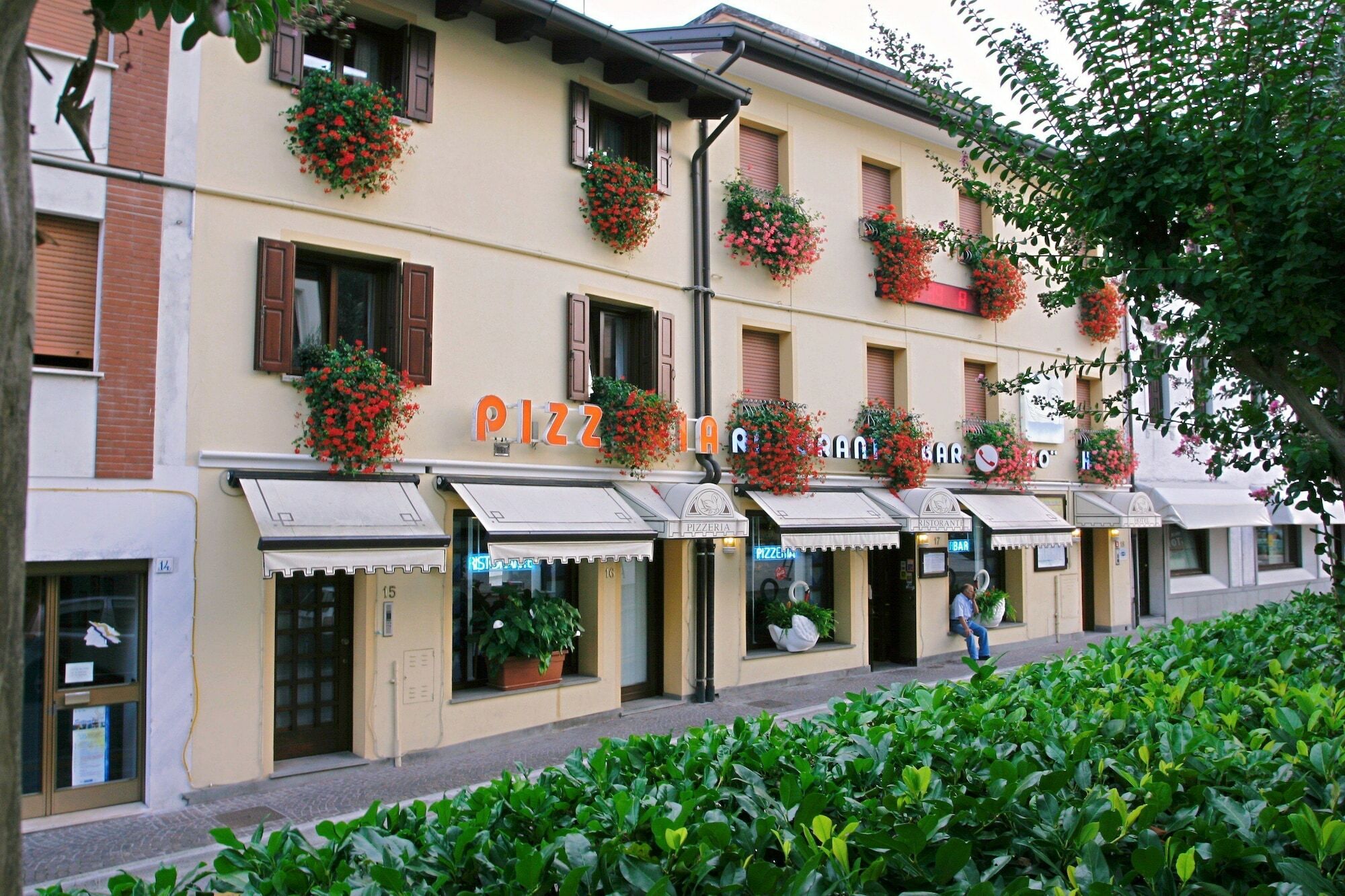 Hotel Ristorante Cigno - Camere And Aparthotel Latisana Exteriör bild